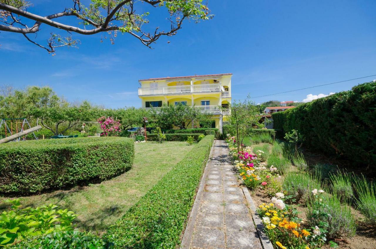 Apartments Boza Lopar Exterior photo